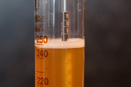 Met deze dobber word het soortelijk gewicht gemeten om het alcohol gehalte te bepalen